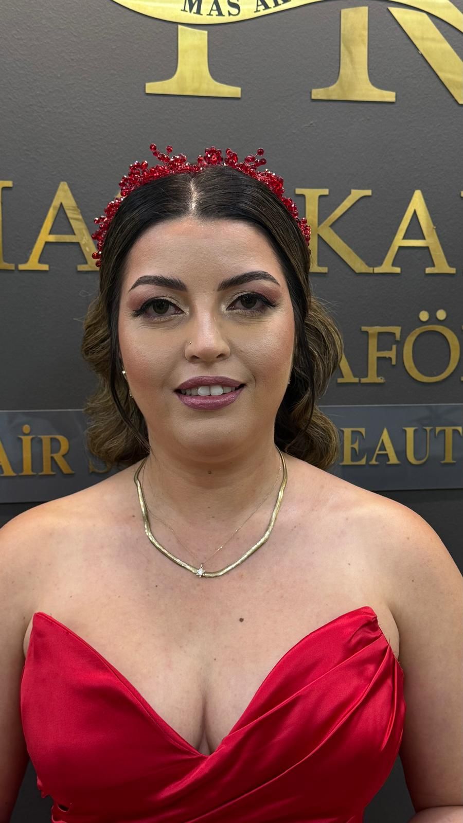 Nişan saçı ve makyajı